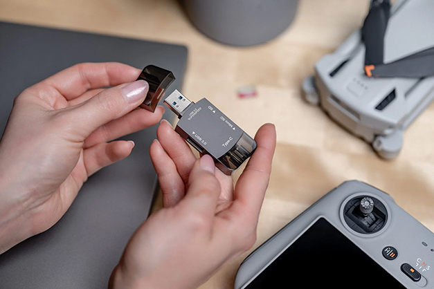 1021550_B.jpg - Newell USB-A/USB-C Hub 3 in 1 SD/Micro SD/USB Reader - Thumbnail 2