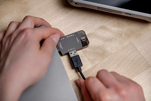 1021550_C.jpg - Newell USB-A/USB-C Hub 3 in 1 SD/Micro SD/USB Reader - Image 3