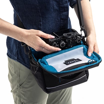 1021600_D.jpg - Tenba Skyline V2 8 Shoulder Bag Black - Thumbnail 4