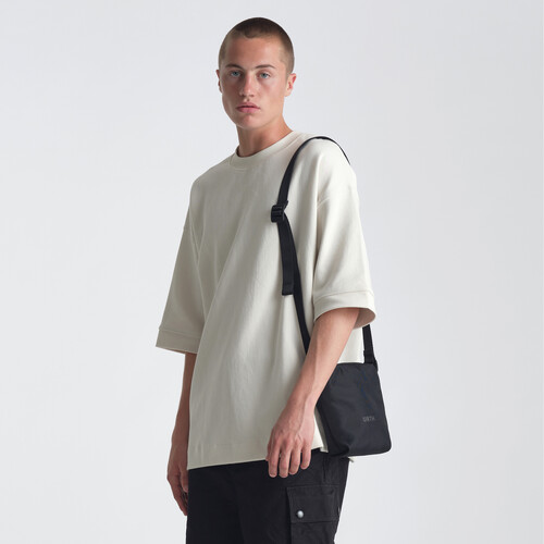 1023030_A.jpg - Urth Andesite Camera Pouch (Black, 2L) - Image 1