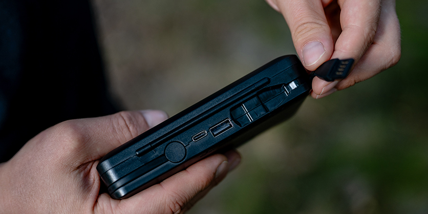 1023191_C.jpg - Newell LCD dual charger with power bank and SD card reader for Sony NP-FW50 - Thumbnail 3