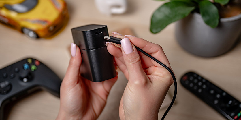 1025162_C.jpg - Newell Four Channel Charger + 4 Li-ion AA Recheargable Batteries Set 2200 mAh - Image 3