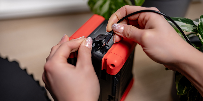 1024633_B.jpg - Newell BP-310F V-Mount Battery 21000mAh 14.4V  100w D-Tap Socket  USB-C USB-A - Thumbnail 2