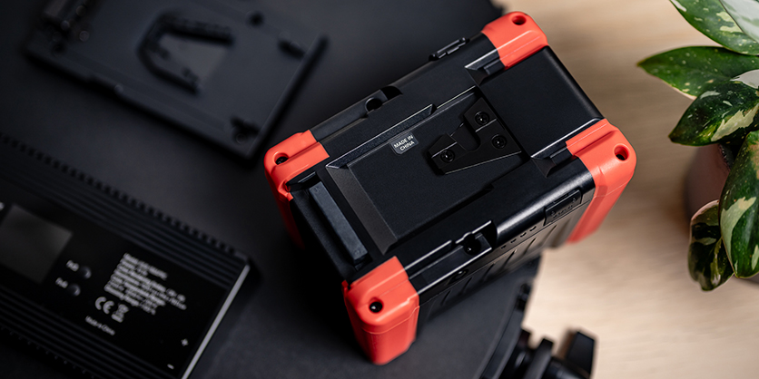 1024633_C.jpg - Newell BP-310F V-Mount Battery 21000mAh 14.4V  100w D-Tap Socket  USB-C USB-A - Image 3