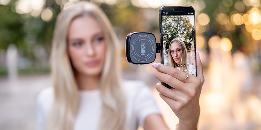 1025983_A.jpg - Newell Bella MagSafe LED Light / Mirror - Thumbnail 1