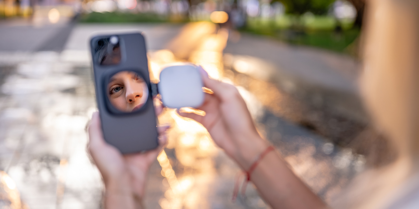 1025983_B.jpg - Newell Bella MagSafe LED Light / Mirror - Thumbnail 2