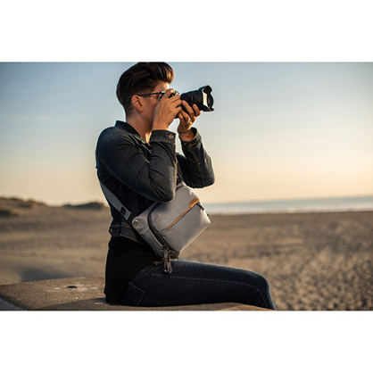 1020045_C.jpg - Peak Design Everyday Sling v2 (3L, Ash) - Image 3