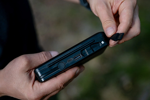 1023855_B.jpg - Newell LCD dual charger with power bank and SD card reader for Canon LP-E6N - Image 2