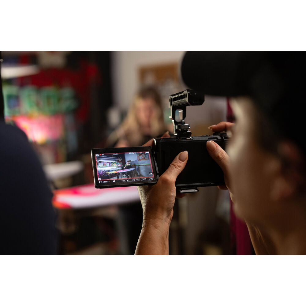 1025755_B.jpg - Nikon ZR Cinema Camera with 24-200mm f/4-6.3 Lens Kit - Image 2