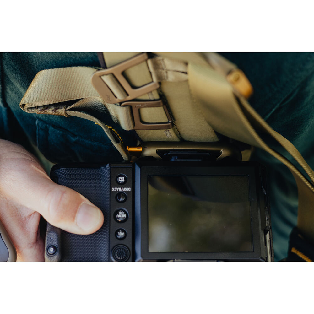 1026245_C.jpg - Peak Design Capture Camera Clip v3 (Kelp Green) - Image 3