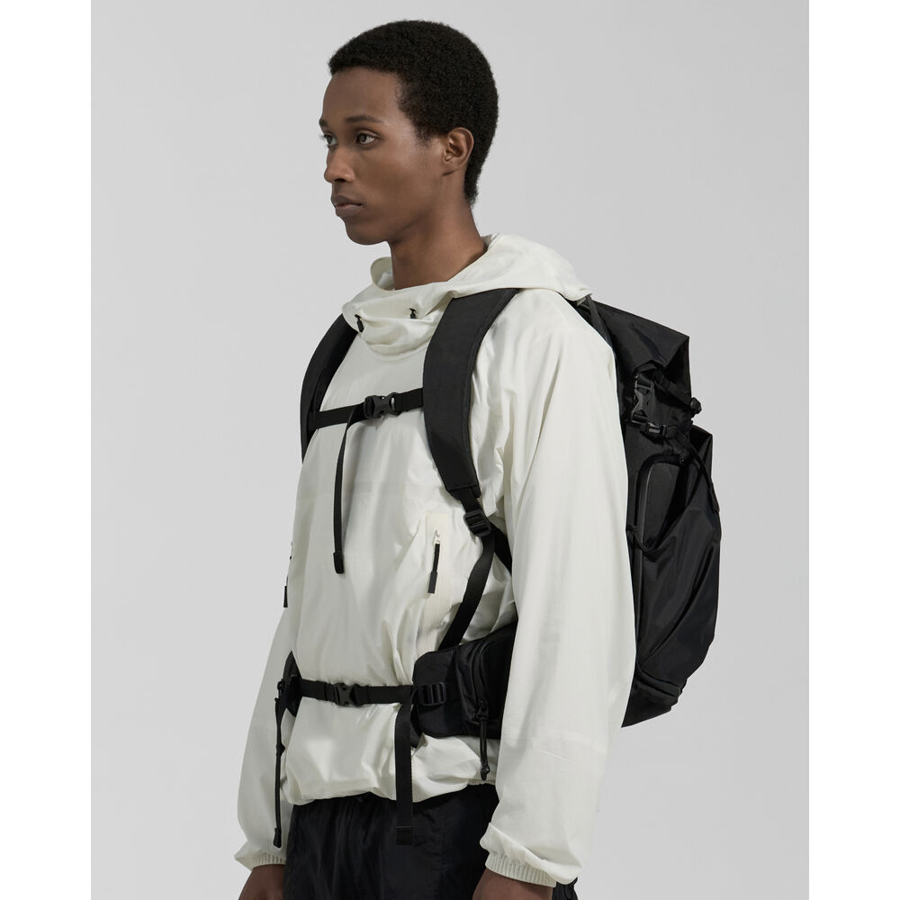 1026965_C.jpg - Urth Helios Outdoor Backpack 40L (Onyx) - Image 3