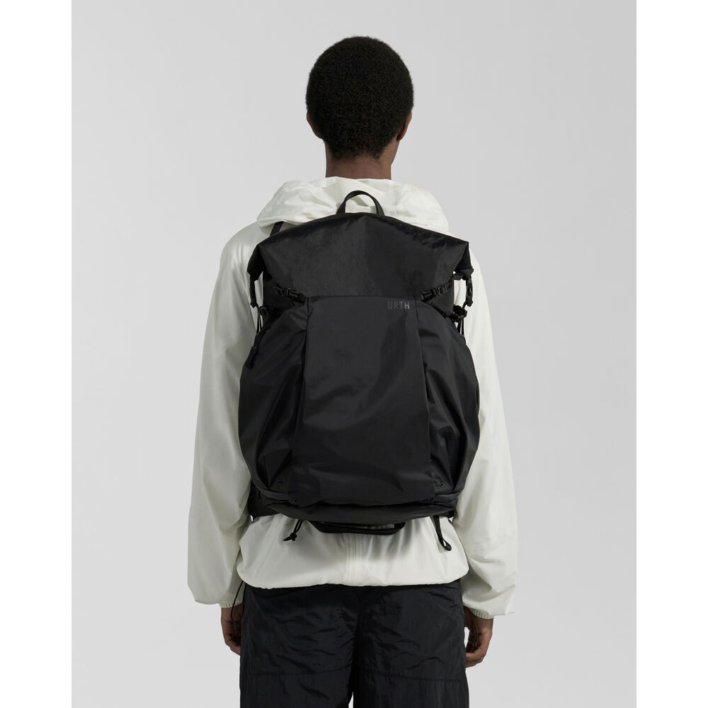 1026965_E.jpg - Urth Helios Outdoor Backpack 40L (Onyx) - Image 5