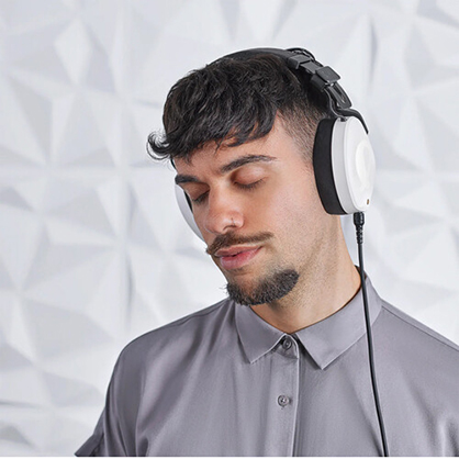1023216_A.jpg - RODE NTH-100 Professional Closed-Back Over-Ear Headphones (White) - Image 1