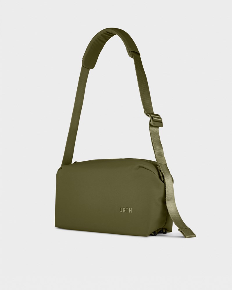 1025416_A.jpg - Urth Dolomite Camera Sling 8L Green - Image 1