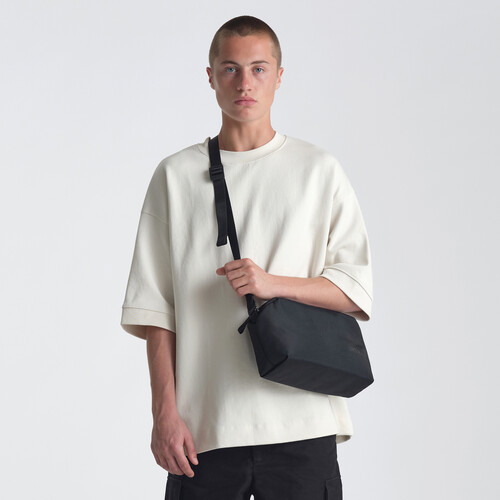 1023027_A.jpg - Urth Dolomite Cross-Body Camera Sling Bag - Black, 5.1L - Image 1