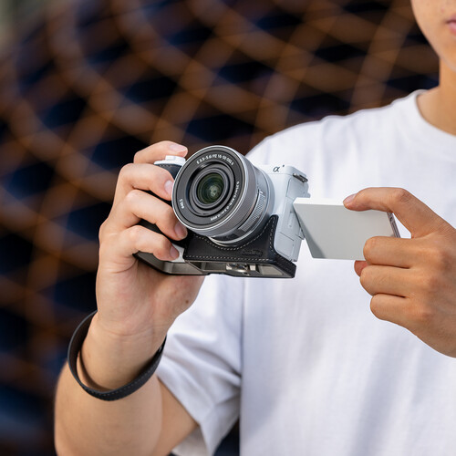 1023897_C.jpg - SmallRig Leather Half Case with Wrist Strap for Sony ZV-E10 II (Black) 4777 - Image 3