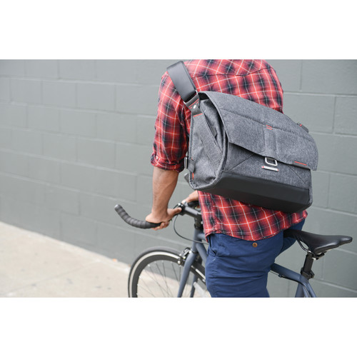 1014118_C.jpg - Peak Design Everyday Messenger Bag 15" Charcoal - Image 3
