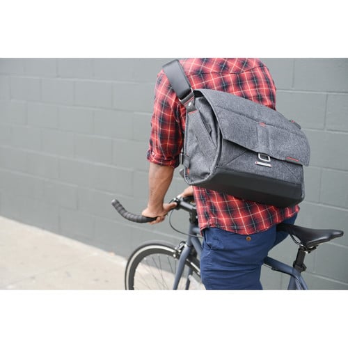 1014118_C.jpg - Peak Design Everyday Messenger Bag 15" Charcoal - Image 3