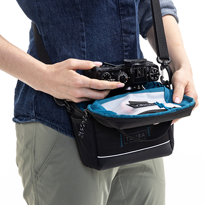 1021598_D.jpg - Tenba Skyline V2 7 Shoulder Bag Black - Image 4