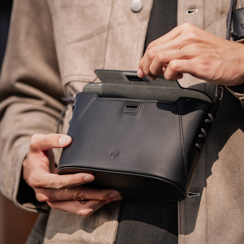 1026188_B.jpg - PGYTECH OneGo Classic Crossbody  Bag (Elegant Black) - Thumbnail 2