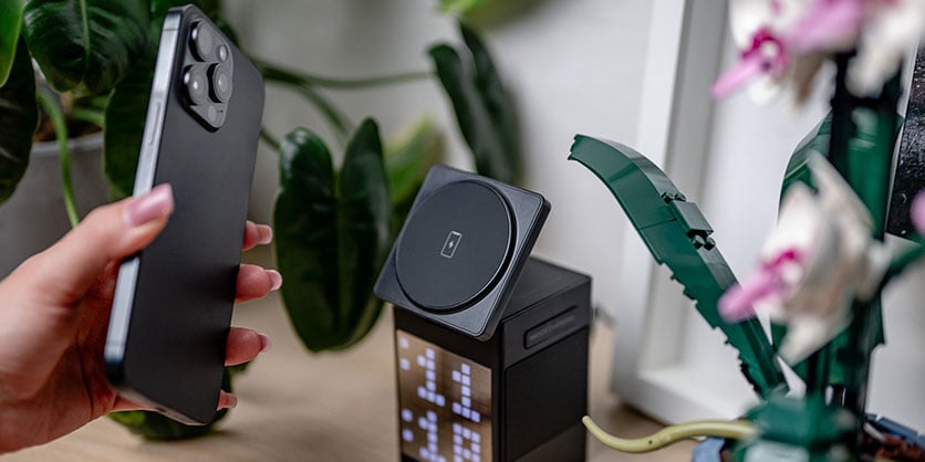 1025979_D.jpg - Newell induOne MagPlay All-in-One MagSafe Charger / Speaker / Pixel Clock - Image 4