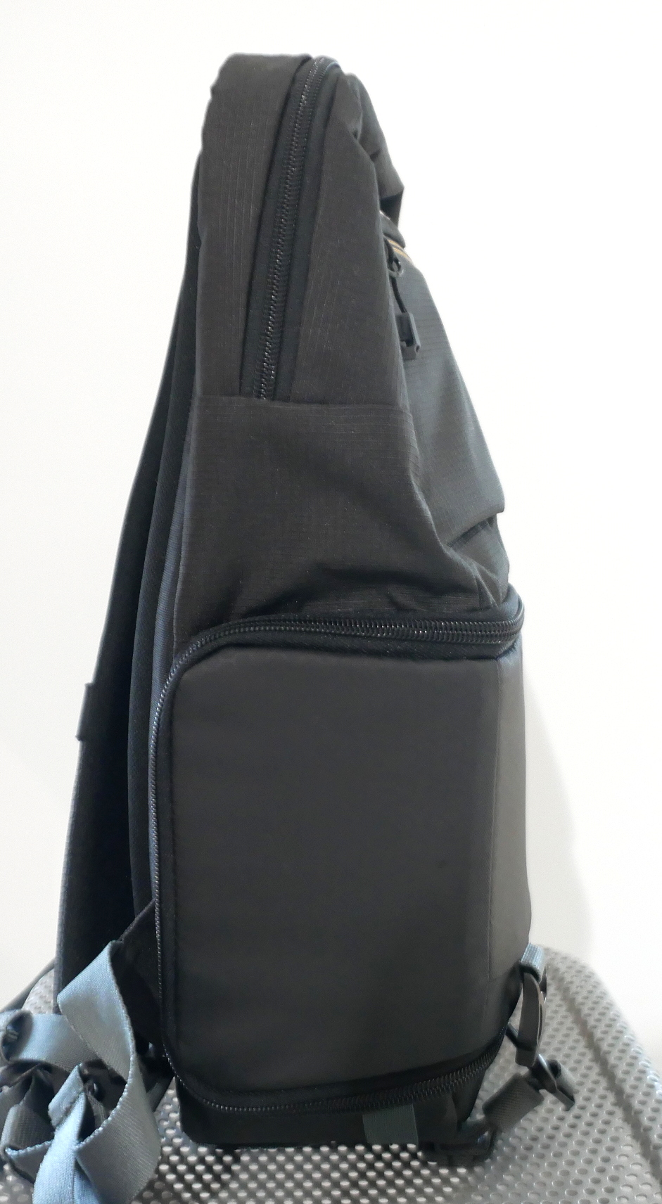 S-H-263R69_4.jpg - Lowepro Slingshot SL 250 AW III Sling - Image 2