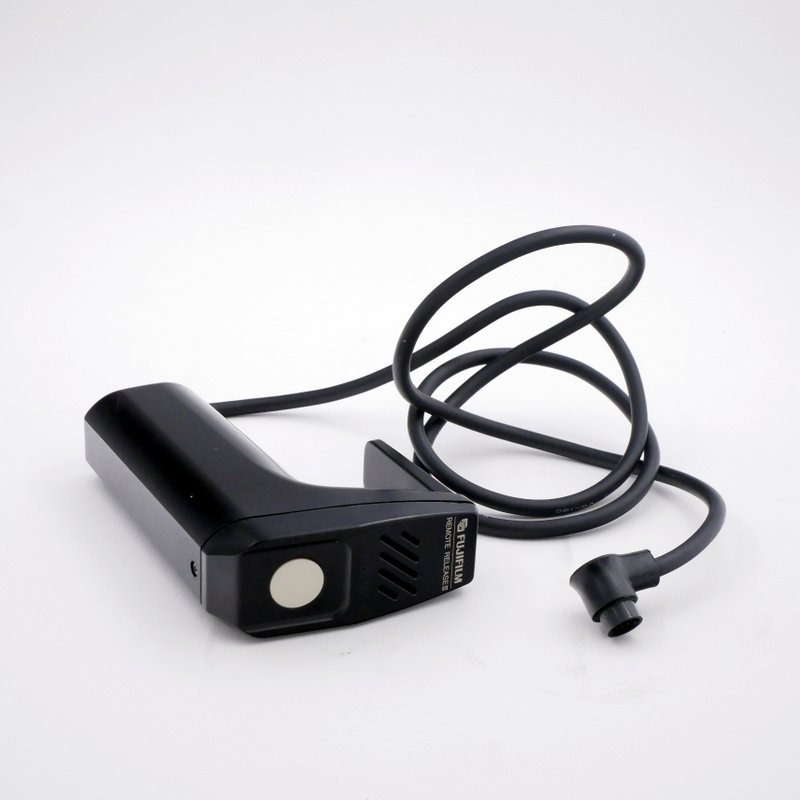 S-H-3EMS38_8.jpg - Fuji Professional GX680 III + 100mm F/4 + 300mm F/6.3 + Waistlevel + Prism + Magnifier + Remote  - Image 2