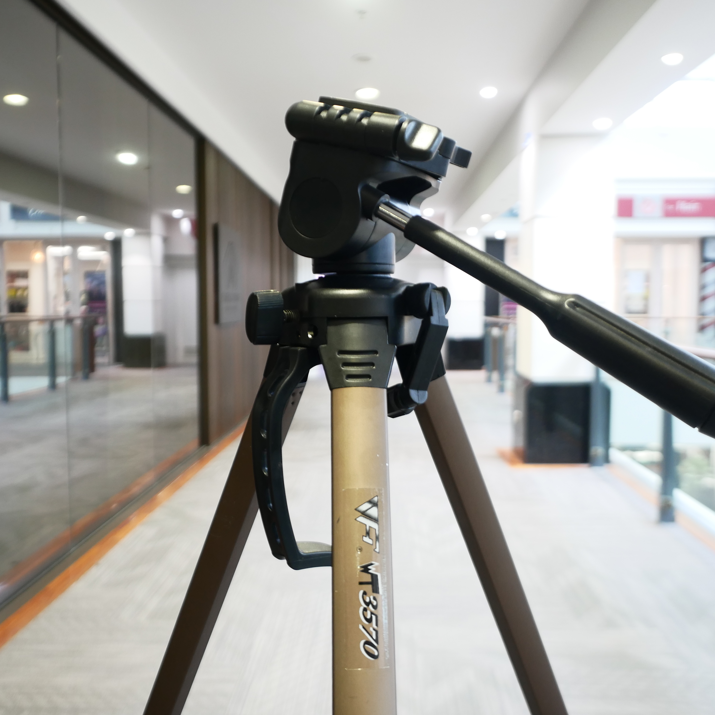 S-H-6DUEXP_2.jpg - VF-WT3570 Tripod - Image 1