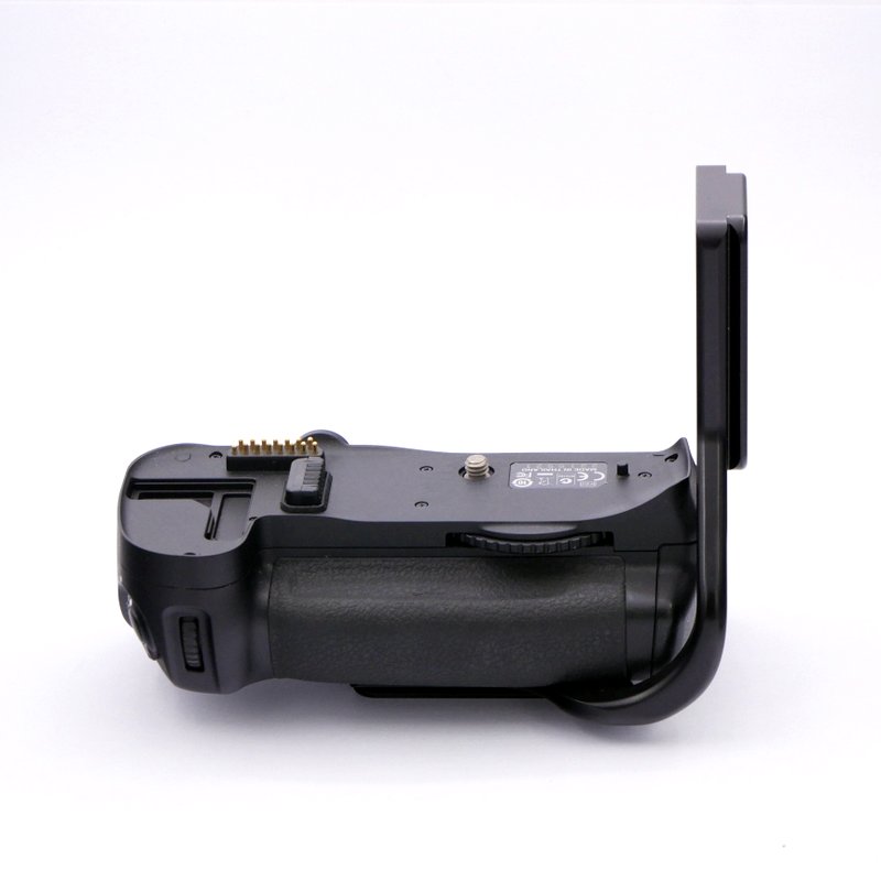 MB-D10 battery grip with bracket - Best Available Image