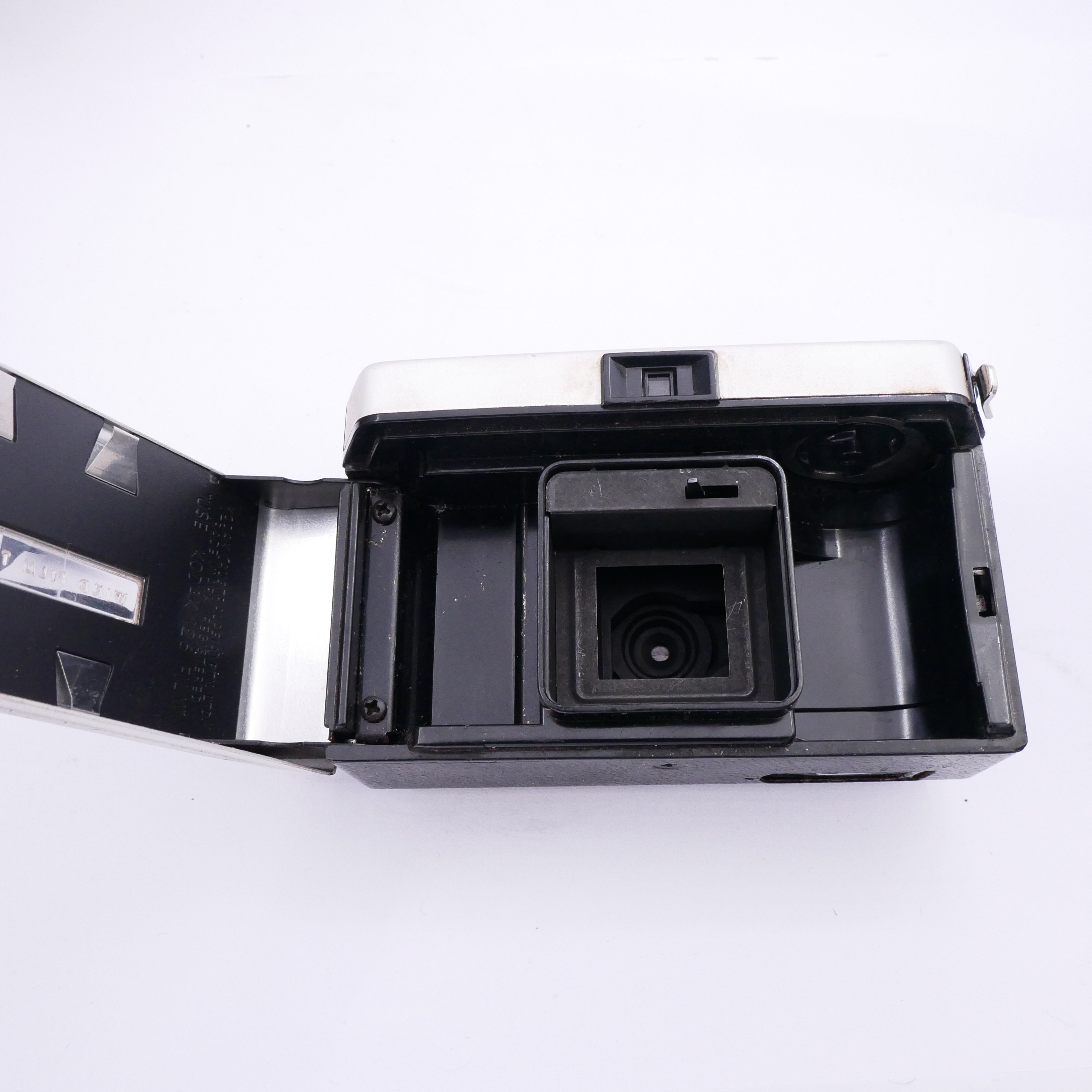 S-H-LN87C8_4.jpg - Kodak Instamatic 100 Camera (126mm Film) - Image 2
