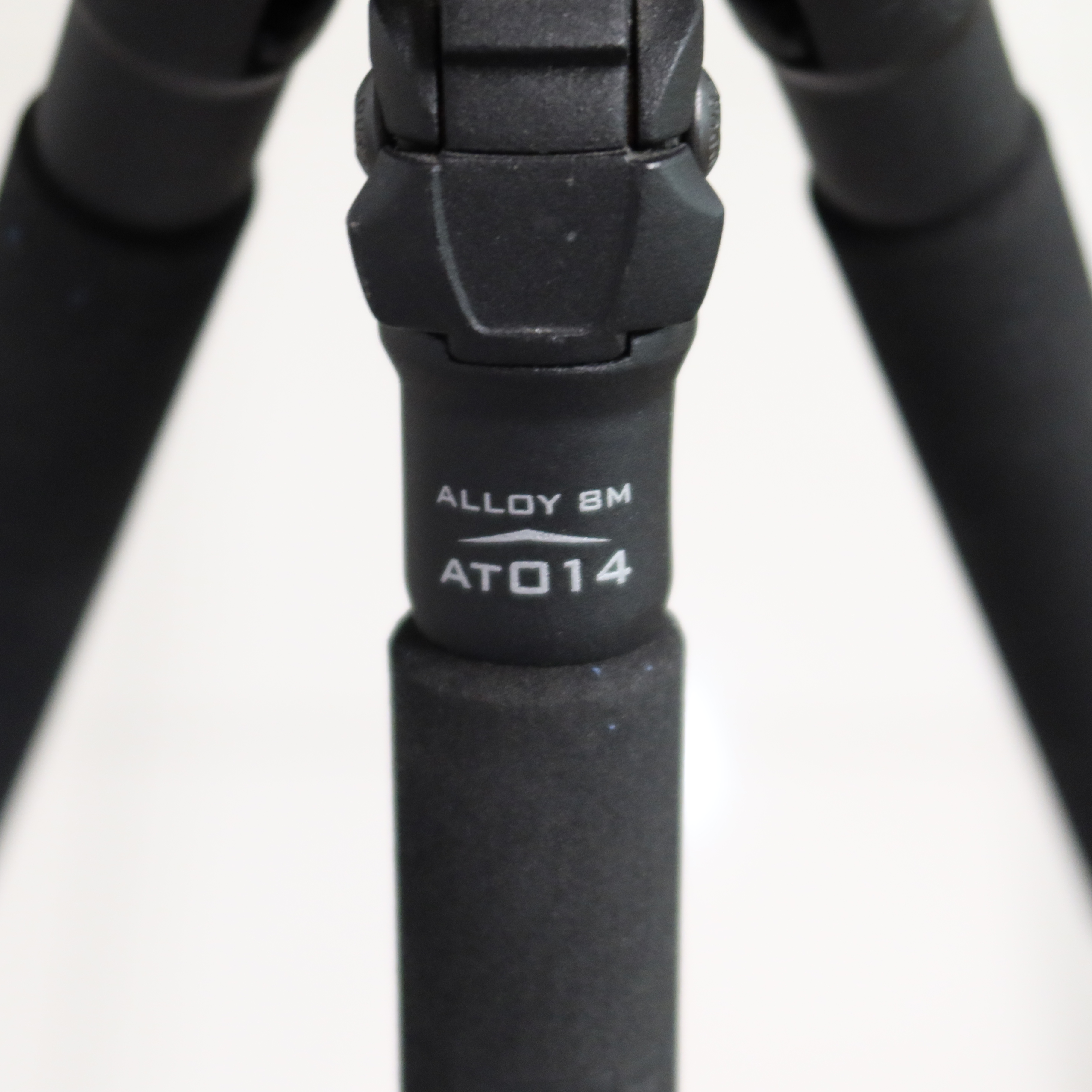 S-H-M7RA6S_4.jpg - Induro AT014 alloy tripod legs - Image 1