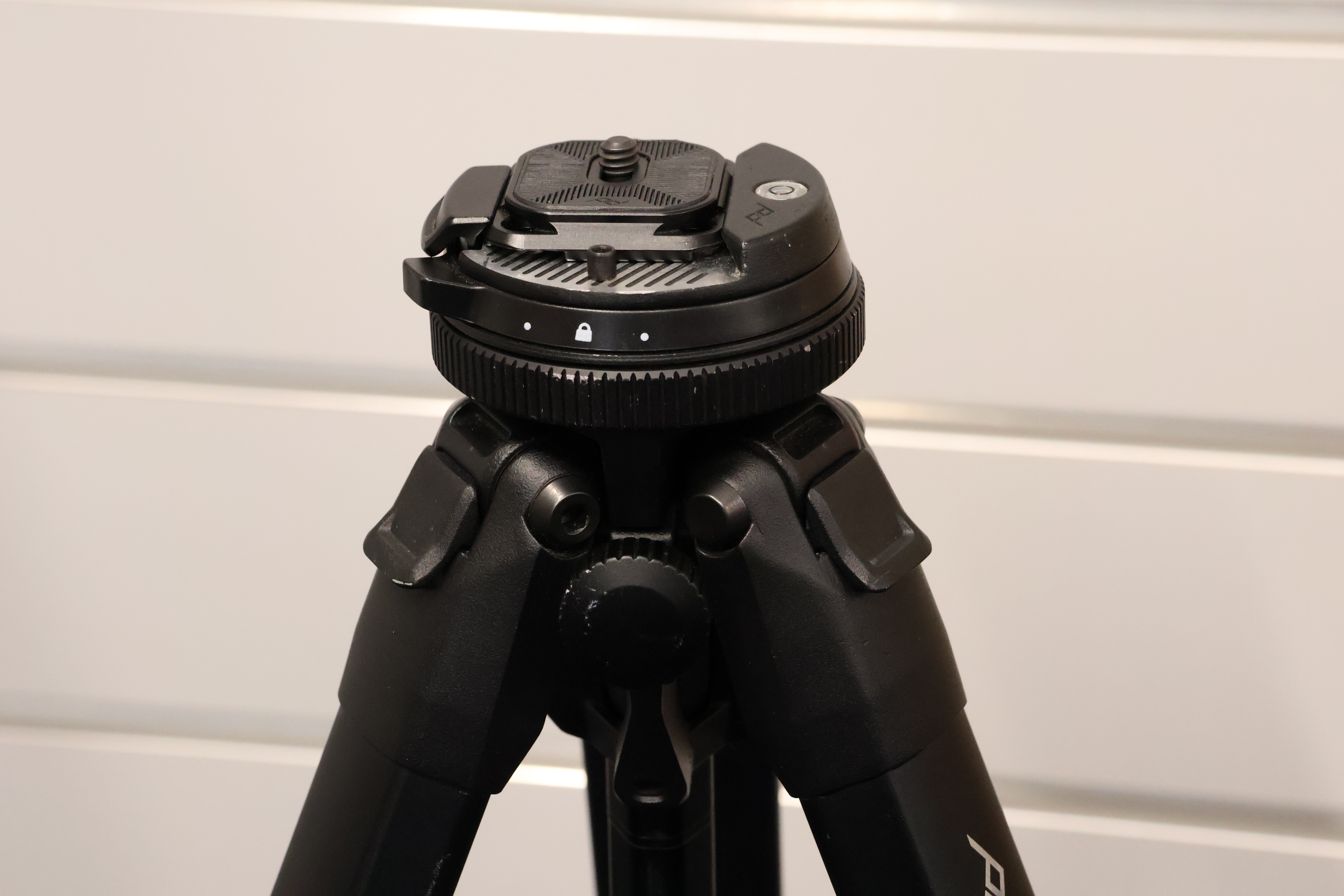 S-H-PJSWEA_3.jpg - Peak Design Aluminum Travel Tripod - Image 4