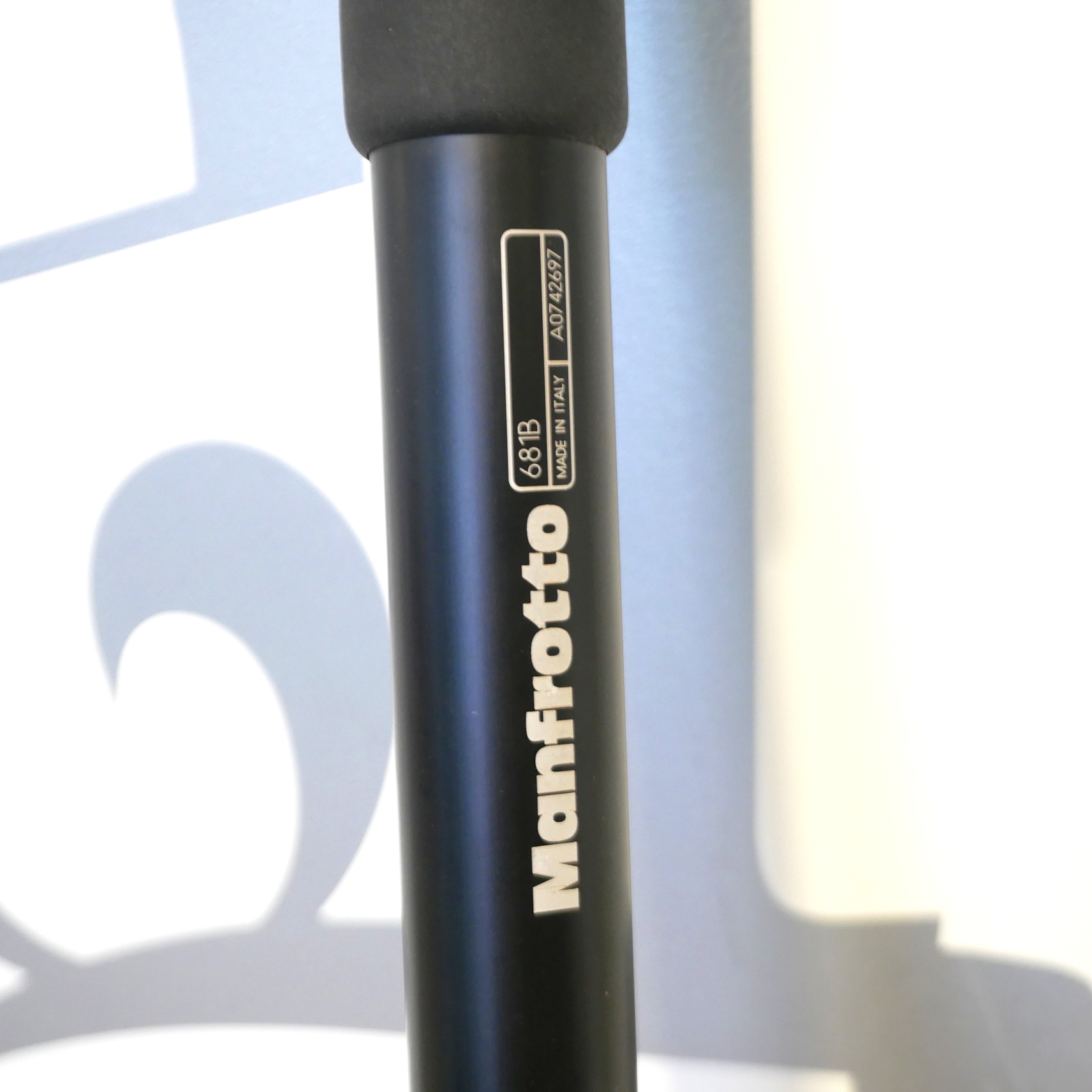 S-H-S9K3L8_3.jpg - Manfrotto 681B Monopod - Image 1