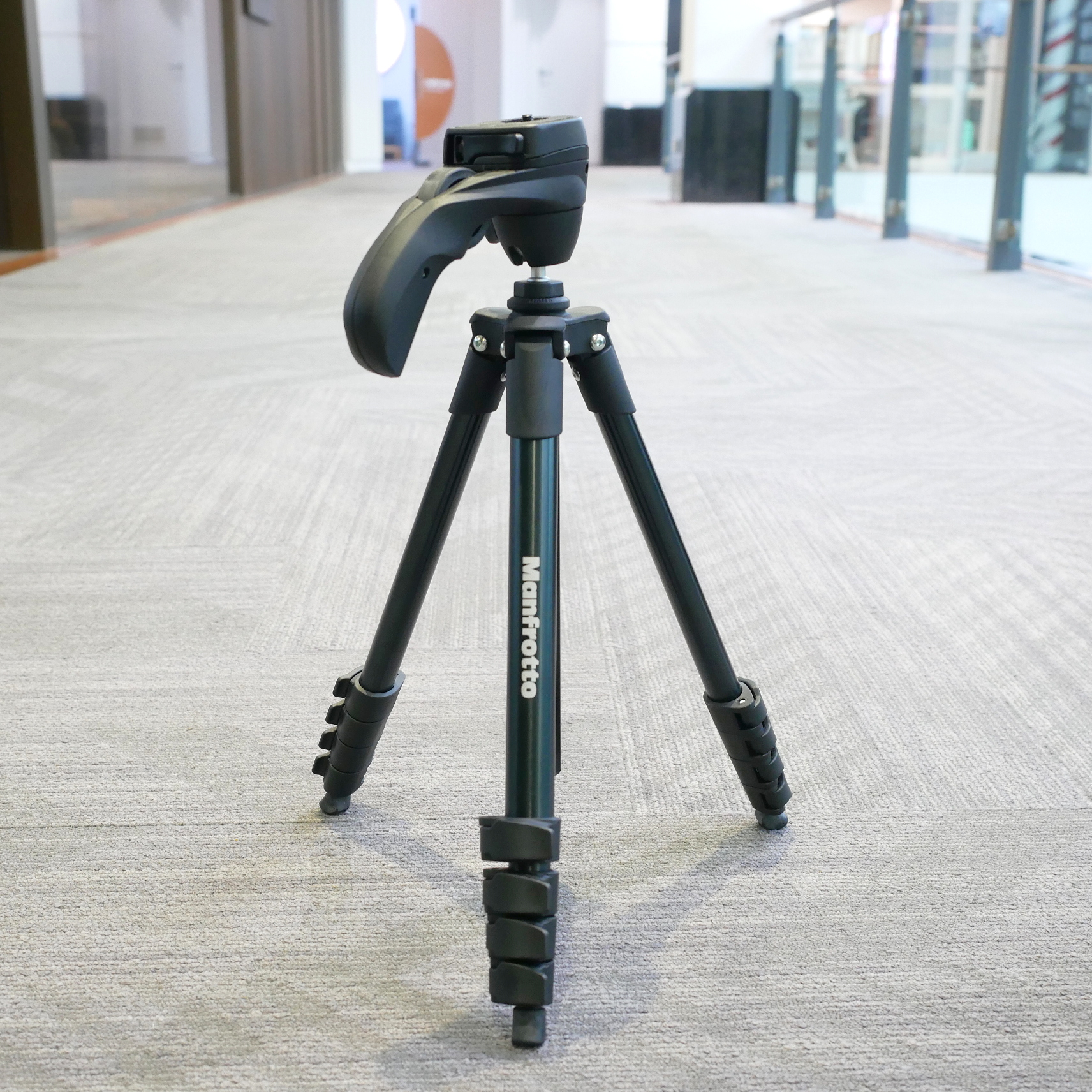 S-H-W658KX_1.jpg - Manfrotto Compact Action MKCompact ACN-BK Tripod - Thumbnail