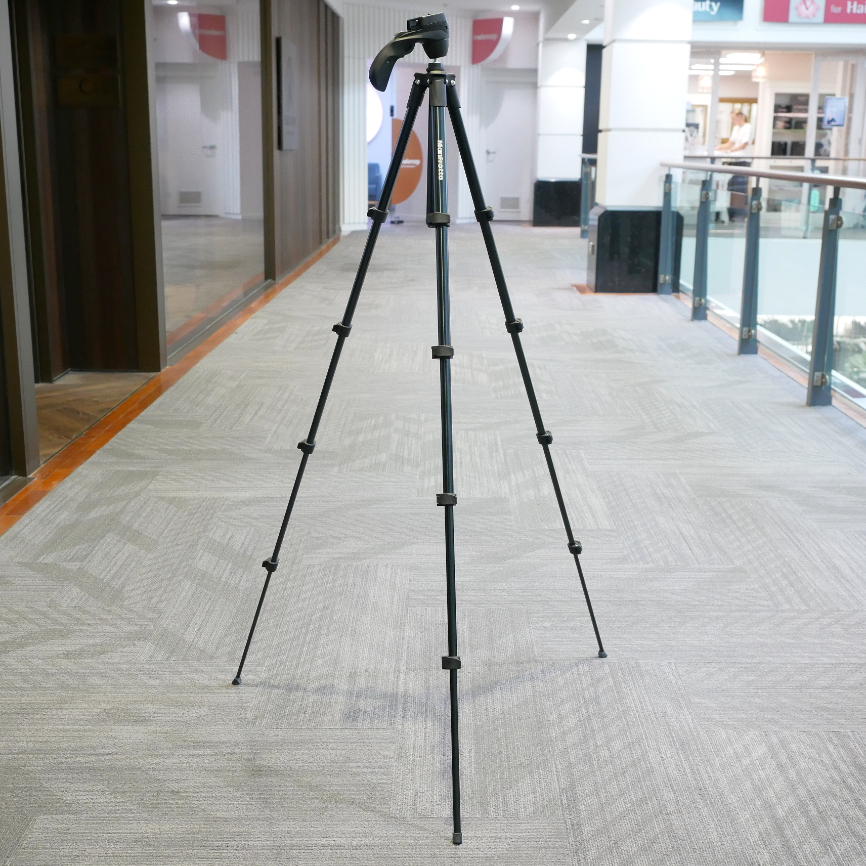 S-H-W658KX_4.jpg - Manfrotto Compact Action MKCompact ACN-BK Tripod - Image 1