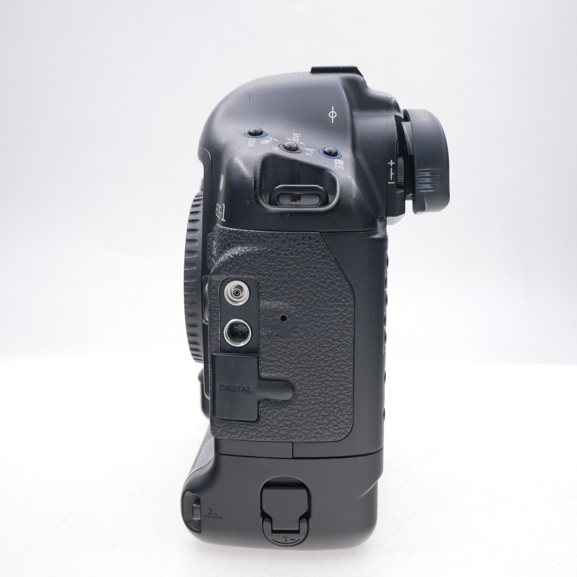 S-H-X3XN2T_3.jpg - Canon EOS-1 Ds Body Only 62,745 Frames