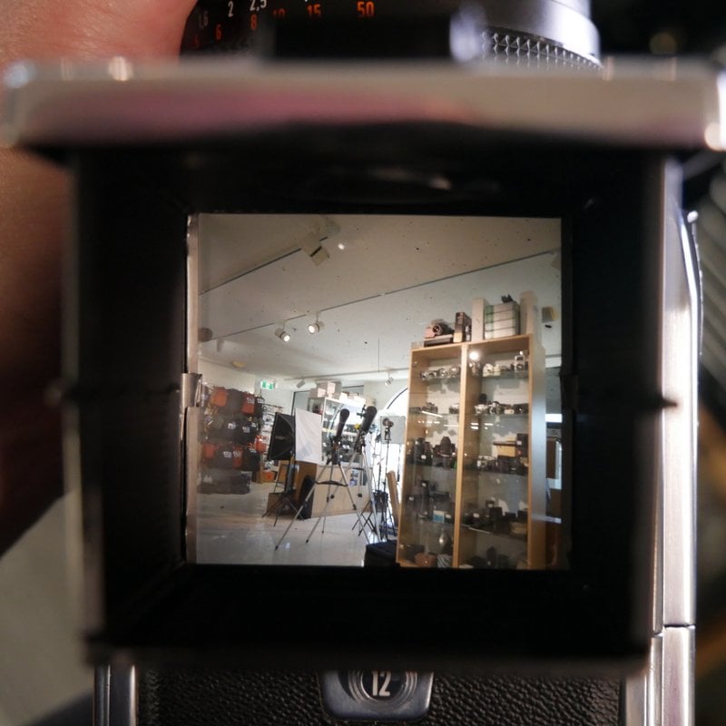 S-H-XJUSV4_9.jpg - Hasselblad 553 ELX body with Waist Level Finder and A12 back - Image 7