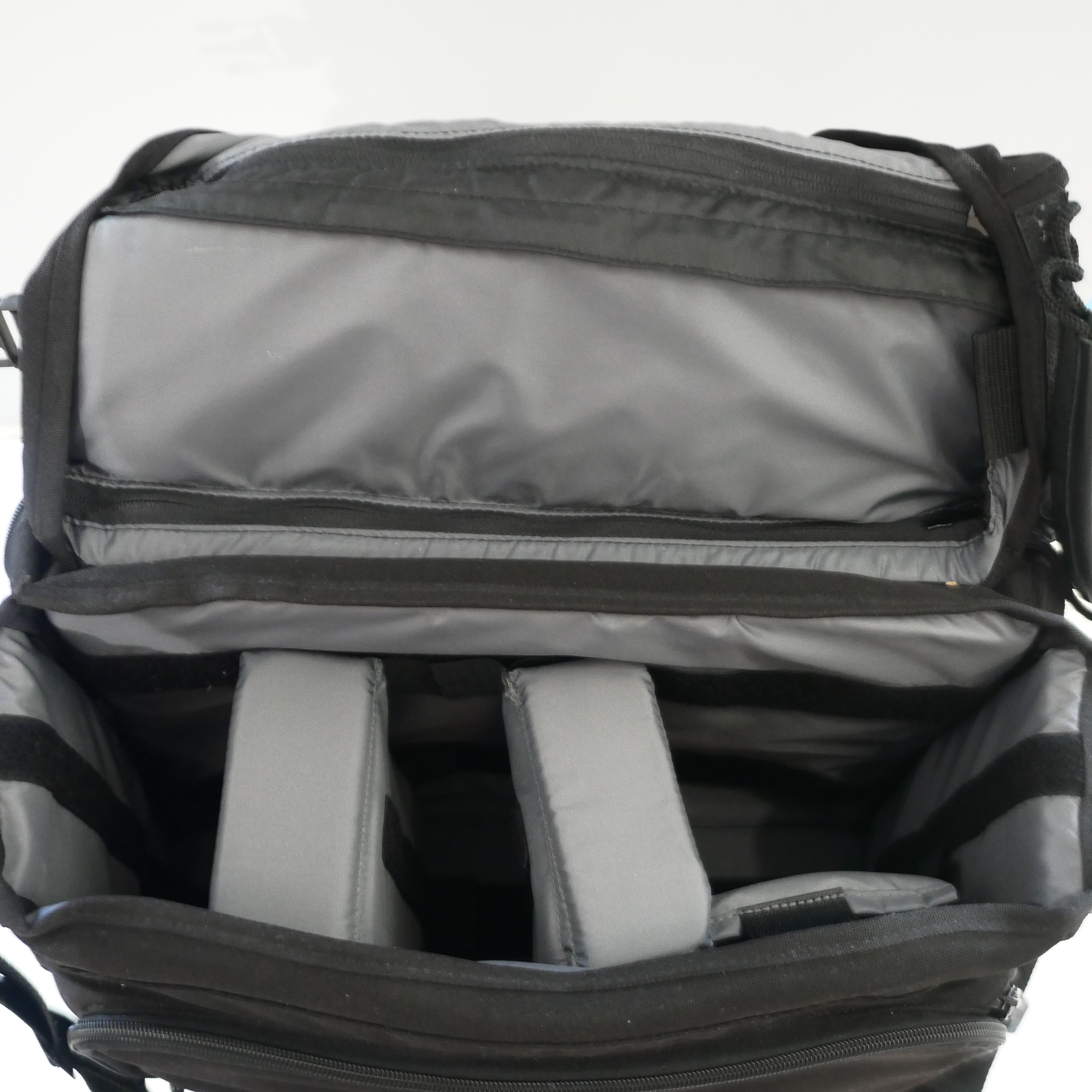 S-H-YT6WSS_3.jpg - Tamrac Messenger Turbo Cyberpro Bag - Image 1
